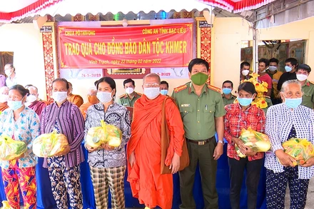 Lãnh đạo Công an tỉnh Bạc Liêu và Thượng tọa Phương Văn Thanh, Phó Trụ trì Chùa Cù Lao tặng quà cho bà con dân tộc Khmer trong tỉnh. 