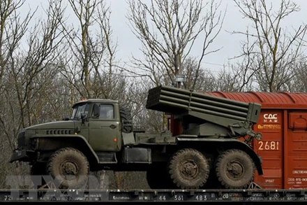 Xe quân sự của Nga được triển khai ở vùng Rostov, miền nam Nga, giáp với Cộng hòa nhân dân Donetsk (DPR) tự xưng ở miền đông Ukraine, ngày 23/2/2022. (Ảnh: AFP/TTXVN)