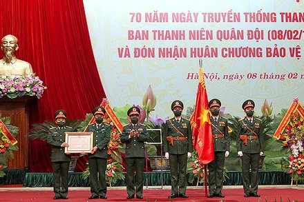 Thừa ủy quyền của Chủ tịch nước, thay mặt lãnh đạo Bộ Quốc phòng, Đại tướng Phan Văn Giang (thứ 3 từ trái sang) trao Huân chương Bảo vệ Tổ quốc hạng nhất tặng Ban Thanh niên Quân đội. 