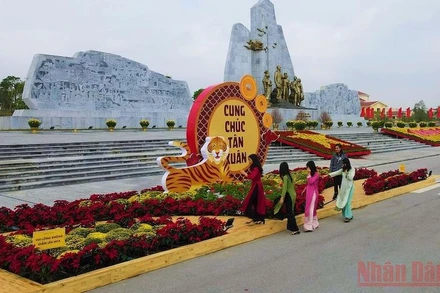 Người dân đến tham quan, chụp ảnh check-in tại Quảng trường Hồ Chí Minh thành phố Đồng Hới theo nhóm nhỏ để bảo đảm phòng dịch.