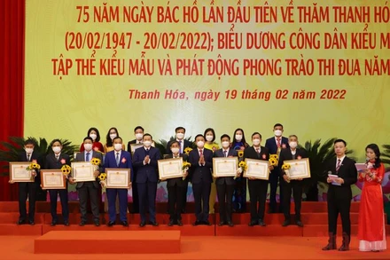 Bí thư Tỉnh ủy và Chủ tịch Ủy ban nhân dân tỉnh Thanh Hóa trao tặng Bằng khen cho các tập thể kiểu mẫu.