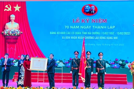 Thừa ủy quyền của Chủ tịch nước, Phó Bí thư Tỉnh uỷ Hải Dương trao tặng Đảng ủy Khối các cơ quan tỉnh Hải Dương Huân chương Lao động hạng Nhì.