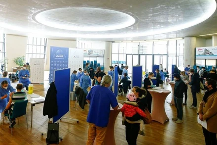 Tiêm vaccine ngừa Covid-19 tại 1 thánh đường Hồi giáo ở ngoại ô Ehrenfeld, Cologne, Đức, ngày 8/5/2021. (Ảnh: REUTERS)