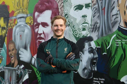 Caoimhin Kelleher trước bức tranh tường ở trung tâm huấn luyện AXA. (Ảnh: The Times)