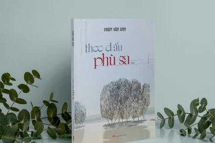 Bìa tập bút ký “Theo dấu phù sa”.
