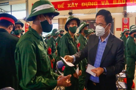 Các đồng chí lãnh đạo huyện Mường Ảng (tỉnh Điện Biên) tặng quà, động viên thanh niên huyện Mường Ảng lên đường nhập ngũ. 