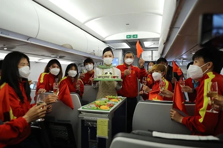 Huấn luyện viên Mai Đức Chung cùng các cầu thủ đội tuyển bóng đá nữ trên chuyên cơ của Bamboo Airways. (Ảnh: Hãng hàng không Bamboo Airways)