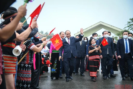 Chủ tịch nước Nguyễn Xuân Phúc thăm hỏi, chúc mừng đồng bào các dân tộc dự Ngày hội “Sắc Xuân trên mọi miền Tổ quốc”. (Ảnh: THÀNH ĐẠT) 