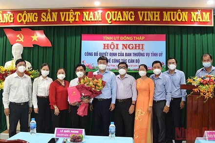Bí thư Tỉnh ủy Đồng Tháp Lê Quốc Phong trao quyết định điều động, bổ nhiệm đồng chí Nguyễn Minh Phú.