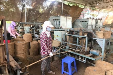 Xe chỉ xơ dừa làm nguyên liệu dệt thảm xơ dừa. (Ảnh: Nông nghiệp Việt Nam)
