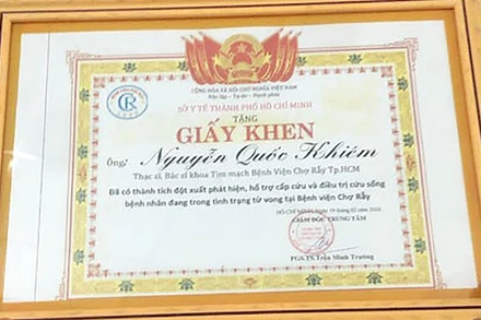Ông Nguyễn Quốc Khiêm nhận giấy khen của Sở Y tế Thành phố Hồ Chí Minh.