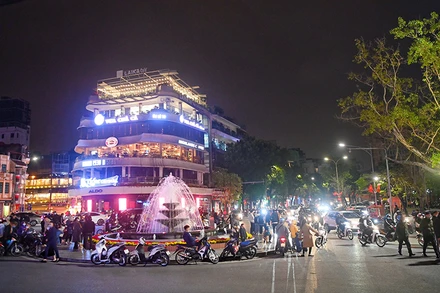 Hồ Hoàn Kiếm vẫn là điểm đến quen thuộc của người dân Thủ đô mỗi khi Tết đến, xuân về. (Ảnh: Thành Đạt)