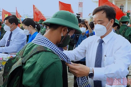 Lãnh đạo tỉnh Cà Mau tặng hoa, choàng khăn động viên các tân binh huyện Cái Nước lên đường nhập ngũ.