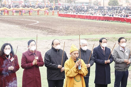 Chủ tịch nước Nguyễn Xuân Phúc dâng hương tại Lễ Tịch điền Đọi Sơn. (Ảnh: TTXVN)