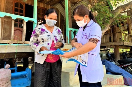 Cán bộ y tế Trạm Y tế xã Yang Tao, huyện Lắk, tỉnh Đắk Lắk hướng dẫn bà con dân tộc thiểu số ở địa phương cách phòng, chống dịch Covid-19.