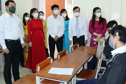 Bí thư Tỉnh ủy Đồng Nai Nguyễn Hồng Lĩnh (bên trái) cùng lãnh đạo Sở Giáo dục và Đào tạo tỉnh động viên học sinh Trường trung học phổ thông chuyên Lương Thế Vinh trong ngày đầu tiên trở lại học trực tiếp.