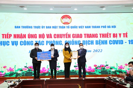 Đại diện Mặt trận tổ quốc thành phố tiếp nhận hỗ trợ từ các doanh nghiệp