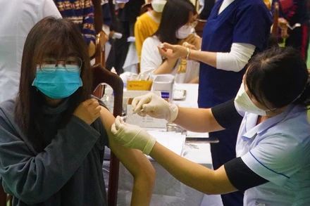 Tiêm vaccine mũi 2 cho người từ 12 đến 17 tuổi.