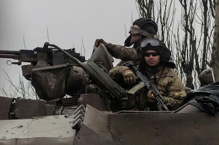 Xe tăng của Ukraine tiến vào thành phố Mariupol, sau khi Nga bắt đầu chiến dịch quân sự tại miền đông Ukraine, ngày 24/2. (Ảnh: Reuters)