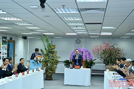 Chủ tịch Quốc hội Vương Đình Huệ chủ trì buổi làm việc với Tập đoàn Dệt May Việt Nam. (Ảnh: Duy Linh)