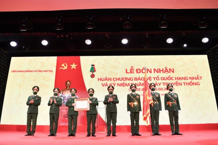 Viện Hàng không Vũ trụ Viettel vinh dự đón nhận Huân chương Bảo vệ Tổ Quốc Hạng Nhất.