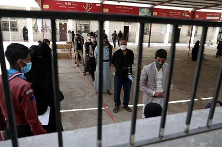 Người dân Yemen xếp hàng nhận phiếu mua thực phẩm tại 1 trung tâm phân phối do Chương trình Lương thực thế giới hỗ trợ ở Sanaa, Yemen, ngày 3/6/2020. (Ảnh: REUTERS)