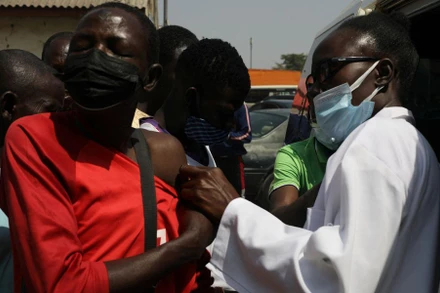 Tiêm vaccine phòng Covid-19 tại chợ Wuse ở Abuja, Nigeria, ngày 26/1/2022. (Ảnh: REUTERS)