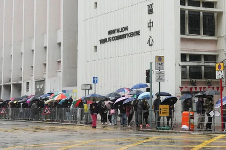 Người dân đội mưa xếp hàng chờ xét nghiệm Covid-19 ở Hồng Kông, Trung Quốc, ngày 19/2/2022. (Ảnh: REUTERS)