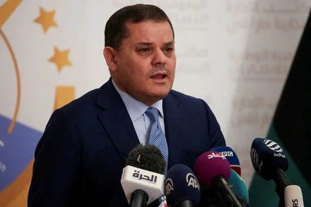 Thủ tướng Libya Abdulhamid al-Dbeibah phát biểu sau khi nộp hồ sơ ứng cử cho cuộc bầu cử tổng thống tại trụ sở Ủy ban bầu cử ở Tripoli, Libya, ngày 21/11/2021. (Ảnh: REUTERS)