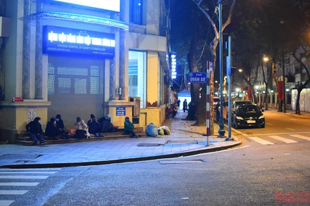 Vẫn còn nhiều những phận người khó khăn đang co mình trong gió rét rất cần sự chung tay, chia sẻ của những hội, nhóm thiện nguyện. (Ảnh: Minh Duy)