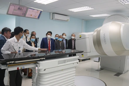 Đưa hệ thống máy xạ trị gia tốc tuyến tính vào phục vụ người bệnh.
