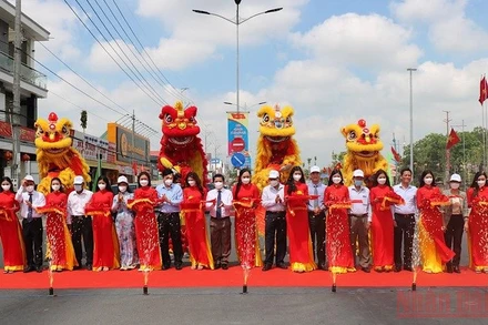 Đại biểu thực hiện nghi thức cắt băng khánh thành Dự án đầu tư nâng cấp Quốc lộ 30, đoạn Cao Lãnh-Hồng Ngự (giai đoạn 2).