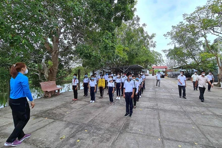 Học sinh Trường THCS Phú Hưng (xã Phú Hưng, huyện Cái Nước) hăng hái trong ngày đầu tiên trở lại học trực tiếp ở trường.