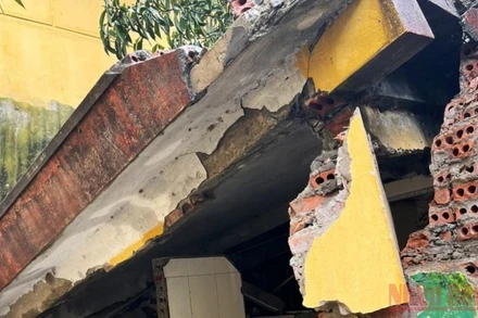 Sạt lở đất làm sập đổ hoàn toàn công trình nhà vệ sinh của Trường Tiểu học Trung Chải, thị xã sa Pa (Lào Cai).