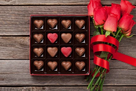 Sô-cô-la và hoa hồng, món quà đặc trưng ngày Valentine. (Ảnh minh họa)