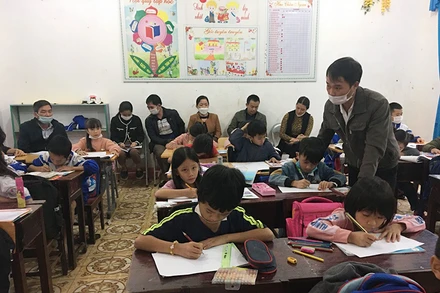 Học sinh Trường tiểu học Sơn Lâm (xã Sơn Lâm, huyện Hương Sơn, tỉnh Hà Tĩnh) trong giờ học mỹ thuật. (Ảnh: thsonlam.huongson.edu.vn)