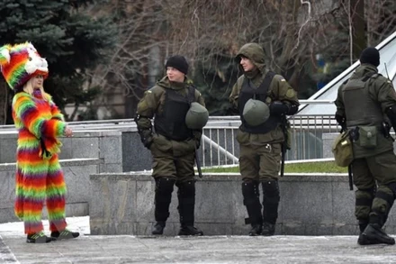 Lực lượng phòng vệ quốc gia Ukraine tuần tra tại quảng trường thủ đô Kiev. (Ảnh: AFP/TTXVN)