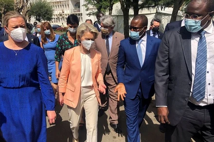 Chủ tịch Ủy ban châu Âu Ursula von der Leyen trong chuyến thăm cơ sở tiêm chủng và xét nghiệm của Viện Pasteur ở Dakar, Senegal, ngày 9/2/2022. (Ảnh: REUTERS)