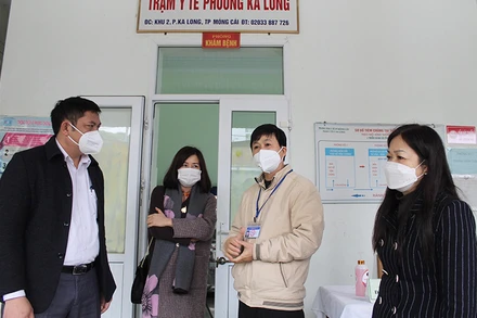 Lãnh đạo thành phố Móng Cái kiểm tra hệ thống y tế xã, phường trong việc điều trị F0 tại nhà.