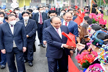 Chủ tịch nước Nguyễn Xuân Phúc với đại biểu đồng bào các dân tộc Việt Nam tại Ngày hội. (Ảnh ĐĂNG KHOA)