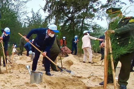 Bí thư Tỉnh ủy Quảng Bình Vũ Đại Thắng tham gia trồng cây đầu xuân.