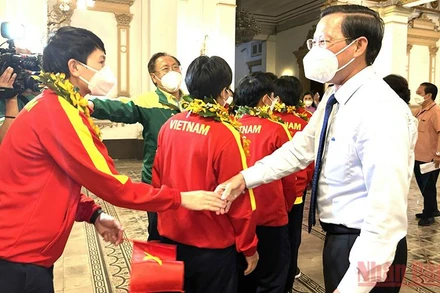 Lãnh đạo Thành phố Hồ Chí Minh chúc mừng các vận động viên.