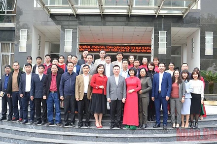 Đồng chí Lê Quốc Minh chụp ảnh lưu niệm với cán bộ, nhân viên Báo Lào Cai.