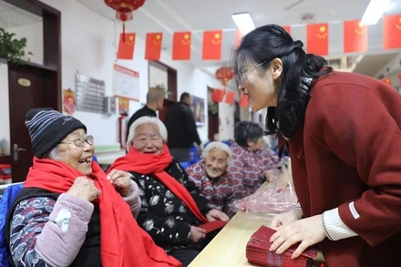 Người cao tuổi được chăm sóc sức khỏe tại một viện dưỡng lão ở tỉnh Hà Bắc, Trung Quốc. (Ảnh: Nhân Dân Nhật báo)