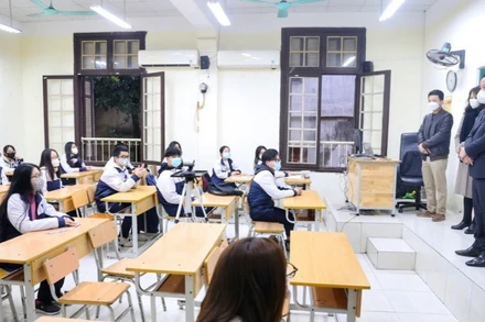 Đoàn công tác của Sở Giáo dục và Đào tạo Hà Nội đến kiểm tra và động viên học sinh Trường THPT Phan Đình Phùng. (Ảnh: TTXVN)