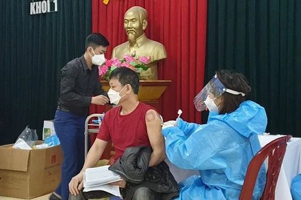 Phường Hồng Sơn (TP Vinh) tổ chức tiêm vaccine lưu động đến tận các khối, xóm.