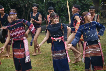 Những điệu múa trong sự kiện tái hiện lễ cưới người Ba Na. (Ảnh: THÀNH ĐẠT)