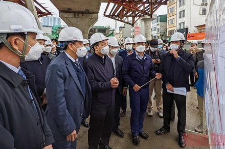 Chủ tịch UBND thành phố Hà Nội Chu Ngọc Anh kiểm tra 2 công trình giao thông trọng điểm của thành phố. (Ảnh: Duy Linh)