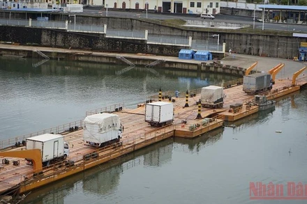 Hàng hoá thông quan qua lối mở Cầu phao Km3+4 Hải Yên, Móng Cái sáng ngày 3/2/2022.