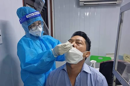 Lấy mẫu test nhanh các trường hợp F1 liên quan trường học ở TP Vinh.
